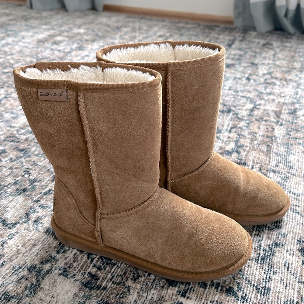 Minnetonka size 7 suede boots